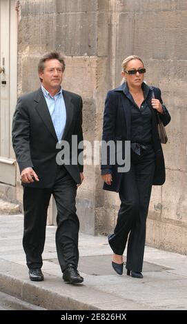 Patrick Sabatier et sa femme Isabelle arrivent à la messe funéraire de l'acteur français Jean-Claude Brialy qui a eu lieu à l'église Saint-Louis en Ile à Paris, France, le 4 juin 2007. Photo par ABACAPRESS.COM Banque D'Images