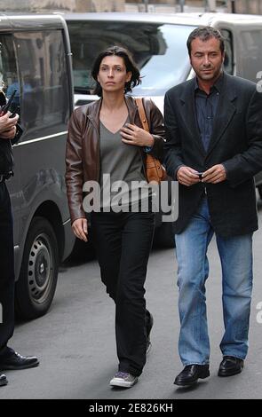 L'actrice française Adeline Blondieau part avec l'ancre de télévision Bernard Montiel la messe funéraire de l'acteur français Jean-Claude Brialy qui s'est tenue à l'église Saint-Louis à Paris, en France, le 4 juin 2007. Photo par ABACAPRESS.COM Banque D'Images