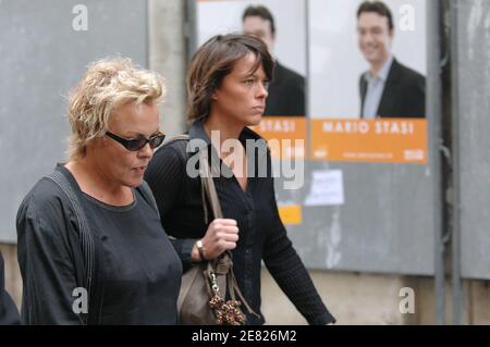 L'humoriste français Muriel Robin et sa petite amie Anne arrivent à la messe des funérailles de l'acteur français Jean-Claude Brialy qui s'est tenue à l'église Saint-Louis en Ile à Paris, France, le 4 juin 2007. Photo par ABACAPRESS.COM Banque D'Images