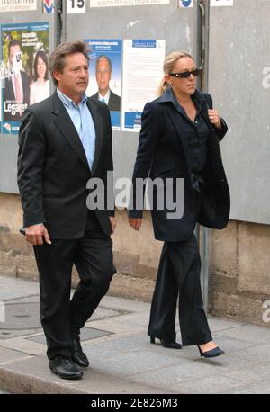 Patrick Sabatier et sa femme Isabelle arrivent à la messe funéraire de l'acteur français Jean-Claude Brialy qui a eu lieu à l'église Saint-Louis en Ile à Paris, France, le 4 juin 2007. Photo par ABACAPRESS.COM Banque D'Images