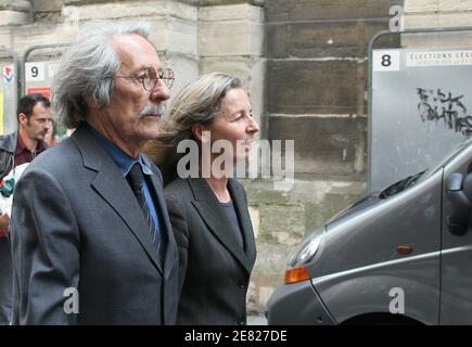 Jean Rochefort et sa femme arrivent à la messe funéraire de l'acteur français Jean-Claude Brialy qui a eu lieu à l'église Saint-Louis en Ile à Paris, France, le 4 juin 2007. Photo par ABACAPRESS.COM Banque D'Images