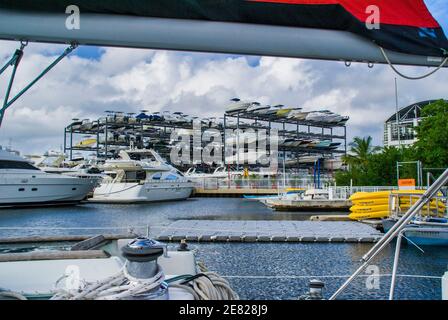 Bateau de moteur amarré et stockage à sec au Dinner Key Marina à Coconut Grove à Miami, Floride. Banque D'Images