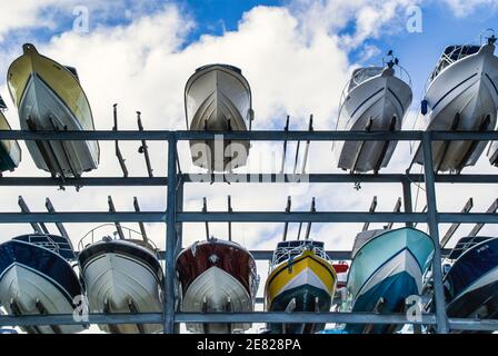 Des bateaux à moteur dans des casiers de rangement secs au Dinner Key Marina à Coconut Grove à Miami, en Floride. Banque D'Images