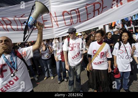 Les employés de SFR manifestent devant le siège de l'unité de téléphonie mobile de Vivendi le 5 juin 2007, à la Défense, quartier des affaires à côté de Paris, en France. La société prévoit de transférer trois de ses centres d'appels à deux sous-traitants, Teleperformance et Division Arvato Services. Les centres d'appels devant être transférés sont situés à Lyon (582 collaborateurs), Toulouse (724 collaborateurs) et Poitiers (571 collaborateurs). Photo de Jules Motte/ABACAPRESS.COM Banque D'Images