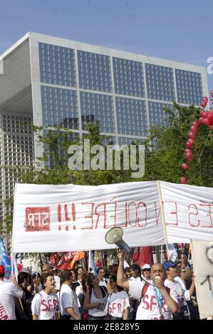 Les employés de SFR manifestent devant le siège de l'unité de téléphonie mobile de Vivendi le 5 juin 2007, à la Défense, quartier des affaires à côté de Paris, en France. La société prévoit de transférer trois de ses centres d'appels à deux sous-traitants, Teleperformance et Division Arvato Services. Les centres d'appels devant être transférés sont situés à Lyon (582 collaborateurs), Toulouse (724 collaborateurs) et Poitiers (571 collaborateurs). Photo de Jules Motte/ABACAPRESS.COM Banque D'Images