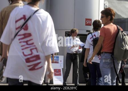 Les employés de SFR manifestent devant le siège de l'unité de téléphonie mobile de Vivendi le 5 juin 2007, à la Défense, quartier des affaires à côté de Paris, en France. La société prévoit de transférer trois de ses centres d'appels à deux sous-traitants, Teleperformance et Division Arvato Services. Les centres d'appels devant être transférés sont situés à Lyon (582 collaborateurs), Toulouse (724 collaborateurs) et Poitiers (571 collaborateurs). Photo de Jules Motte/ABACAPRESS.COM Banque D'Images