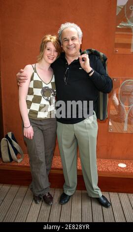 L'acteur français Francis Perrin et sa femme posent dans le 'Village', la zone VIP de l'Open de France à l'arène Roland Garros à Paris, le 5 juin 2007. Photo par ABACAPRESS.COM Banque D'Images