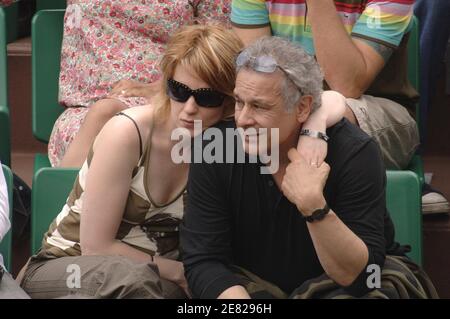 L'acteur français Francis Perrin et son épouse assistent au 1/4 de l'Open de tennis français à l'arène Roland Garros à Paris, en France, le 05 juin 2007. Photo par ABACAPRESS.COM Banque D'Images