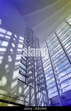 Les fenêtres à plusieurs étages dans le hall du Sanford and Dolores Ziff Ballet Opéra du Centre Arsht pour The Performing Arts of Miami-Dade Count Banque D'Images