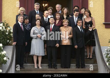 Les dirigeants de l'Europe et des pays du G8 et leurs partenaires posent pour une photo de famille avant un dîner le premier jour officiel du sommet du G8 06 juin 2007 au domaine Hohen Luckow, dans le nord-est de l'Allemagne. Photo de Gilles Bassignac/ABACAPRESS.COM Banque D'Images