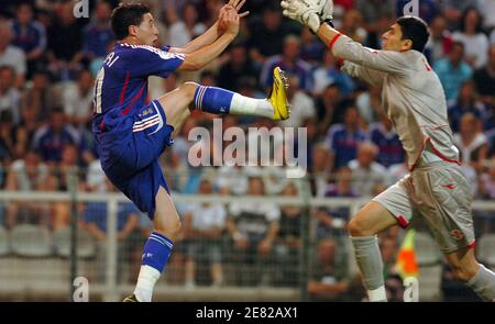 Samir Nasri, France, combat pour le ballon avec le gardien de but de la Géorgie lors du match de qualification Euro 2008 France contre Géorgie au stade de l'Abbe Deschamps à Auxerre, France, le 6 juin 2007. La France a gagné 1-0. Photo de Nicolas Gouhier/Cameleon/ABACAPRESS.COM Banque D'Images