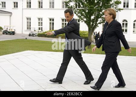 La chancelière allemande Angela Merkel salue le président français Nicolas Sarkozy lorsqu’il se réunit pour des pourparlers bilatéraux, le premier jour du sommet du Groupe des huit à la station balnéaire de la côte Baltique de Heiligendamm, dans le nord-est de l’Allemagne. Le 6 juin 2007. Photo de Thierry Orban/ABACAPRESS.COM Banque D'Images