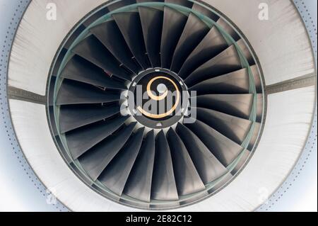 ALLEMAGNE, aéroport de Hambourg , phase d'essai avec biocarburant , Lufthansa jet Airbus A321 , une turbine est alimentée avec 50 pour cent biocarburant un mélange de Jatropha , huile Camelina et graisse animale , moteur d'avion , cercle rond ECO kerosine Banque D'Images