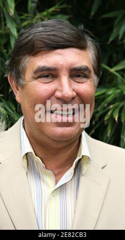 Jean-Pierre Foucault, présentateur de la télévision française, arrive dans le 'Village', la zone VIP de l'Open de France à l'arène Roland Garros à Paris, le 7 juin 2007. Photo par ABACAPRESS.COM Banque D'Images