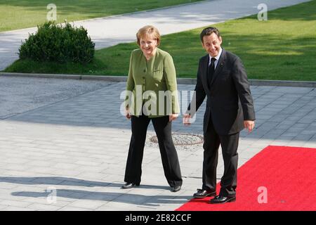 La chancelière allemande Angela Merkel et le président français Nicolas Sarkozy arrivent pour la première journée de pourparlers avec d'autres dirigeants des pays industrialisés du G8 au sommet du G8 à Heiligendamm, en Allemagne, le 7 juin 2007. Photo de Thierry Orban/ABACAPRESS.COM Banque D'Images