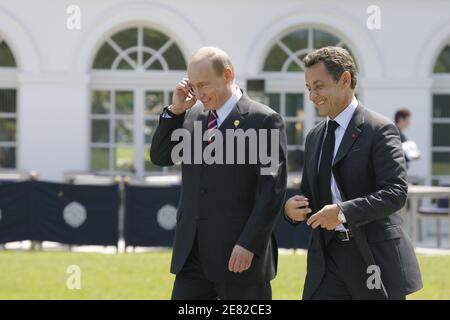 Le président russe Vladimir Poutine parle au téléphone alors que le président français Nicolas Sarkozy se présente en route pour une réunion au cours de la première journée de discussions avec d'autres dirigeants du G8 au sommet des nations industrialisées, à Heiligendamm, en Allemagne, le 7 juin 2007. Photo de Ludovic/pool/ABACAPRESS.COM Banque D'Images