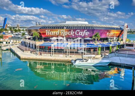 Le port de plaisance et le Hard Rock Cafe du marché Bayfront situé sur Biscayne Bay à Miami, en Floride. Banque D'Images