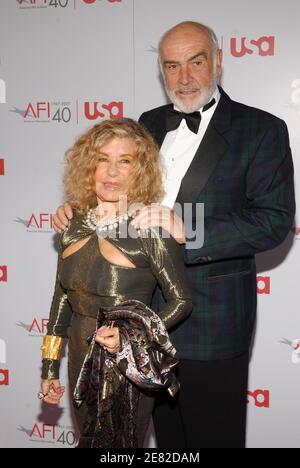 Sean Connery et Micheline Roquebrune assistent au 35e prix annuel de réalisation de la vie de l'AFI en hommage à Al Pacino, qui s'est tenu au Kodak Theatre sur Hollywood Boulevard, à Los Angeles, CA, États-Unis, le 7 juin 2007. Photo de Lionel Hahn/ABACAPRESS.COM Banque D'Images