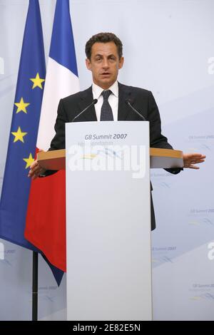 Le président français Nicolas Sarkozy donne une conférence de presse à Heiligendamm, en Allemagne, le 8 juin 2007 pour commenter les résultats du sommet du Groupe des huit qui s'est tenu à Heiligendamm, en Allemagne, du 06 au 08 juin 2007. Les dirigeants de l'Allemagne, de la France, de la Grande-Bretagne, de l'Italie, du Canada, du Japon, de la Russie et des États-Unis se sont réunis pour une réunion de trois jours afin de discuter, entre autres, de sujets sur le climat et l'aide aux pays africains. Photo de Thierry Orban/ABACAPRESS.COM Banque D'Images