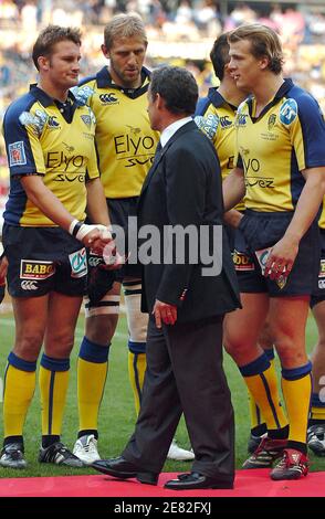 Le président français Nicolas Sarkozy salue les joueurs avant la finale du rugby à XV Top 14 Championship Stade Français contre ASM Clermont, à Saint-Denis, près de Paris, France, le 9 juin 2007. Photo de Guibbbbbaud-Gouhier/Cameleon/ABACAPRESS.COM Banque D'Images