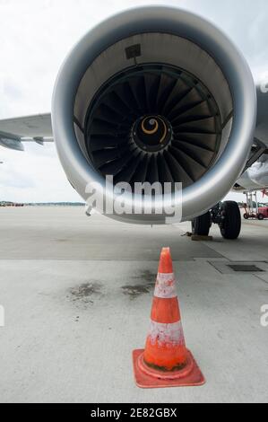 ALLEMAGNE, aéroport de Hambourg , phase d'essai avec biocarburant , Lufthansa jet Airbus A321 , une turbine est alimentée avec 50 pour cent biocarburant un mélange de Jatropha , huile Camelina et graisse animale , moteur d'avion , cercle rond ECO kerosine Banque D'Images