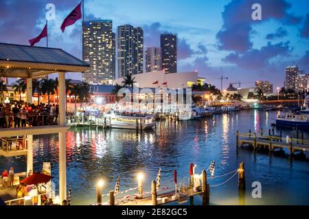 En début de soirée au Bayfront Marketplace Marina situé sur Biscayne Bay à Miami, en Floride. Banque D'Images