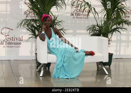 L'actrice Fatou n'Diaye pose des photos sur le forum Grimaldi lors du 47e festival de télévision de Monte-Carlo à Monaco le 11 juin 2007. Photo de Denis Guignebourg/ABACAPRESS.COM Banque D'Images