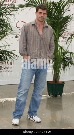 L'acteur français Thierry Neuvic pose pour des photos sur le forum Grimaldi lors du 47e Festival de télévision de Monte-Carlo à Monaco le 11 juin 2007. Photo de Denis Guignebourg/ABACAPRESS.COM Banque D'Images