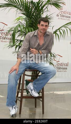 L'acteur français Thierry Neuvic pose pour des photos sur le forum Grimaldi lors du 47e Festival de télévision de Monte-Carlo à Monaco le 11 juin 2007. Photo de Denis Guignebourg/ABACAPRESS.COM Banque D'Images