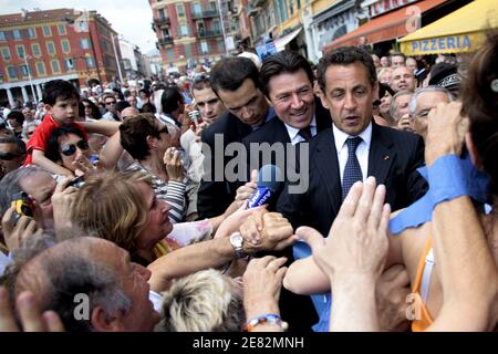 Le président français Nicolas Sarkozy, à côté de Christian Estrosi, visite le lycée de Port Lympia à Nice, dans le sud de la France, le 12 juin 2007. Photo par Axelle de russe/ ABACAPRESS.COM Banque D'Images