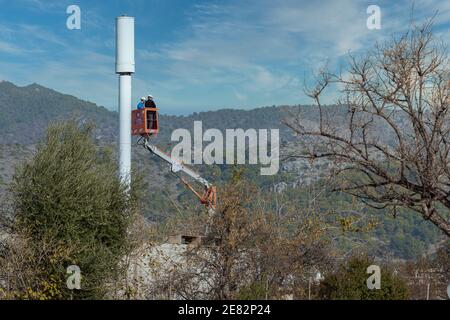 Deux opérateurs sur un échafaudage de grue à Benicasim, Castellón de la Plana, Communauté Valencienne, Espagne, Europe Banque D'Images