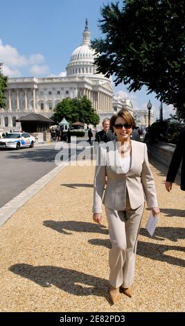 EXCLUSIVITÉ - la conférencière de la Chambre Nancy Pelosi (D-Calif.) marche sur Capitol Hill à Washington, DC, USA le 13 juin 2007. Pelosi est la femme la plus puissante d'Amérique et la troisième à gouverner le pays. Photo par Olivier Douliery/ABACAPRESS.COM Banque D'Images