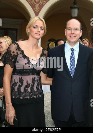 Le Prince Albert II de Monaco et sa petite amie sud-africaine Charlene Wittstock assistent à une réception au Palais lors du 47e Festival de télévision de Monte-Carlo à Monte-Carlo, Monaco, le 13 juin 2007. Photo par Eric Mathon/Pool/ABACAPRESS.COM Banque D'Images