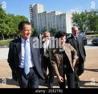 La nouvelle ministre de la Justice Rachida Dati et Dominique Perben soutiennent le candidat à l'élection législative de l'UMP Emmanuel Hamelin lors d'une visite à Vaux en Velin, près de Lyon, en France, le 15 juin 2007. Photo de Vincent Dargent/ABACAPRESS.COM Banque D'Images