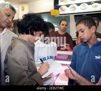 La nouvelle ministre de la Justice Rachida Dati et Dominique Perben soutiennent le candidat à l'élection législative de l'UMP Emmanuel Hamelin lors d'une visite à Vaux en Velin, près de Lyon, en France, le 15 juin 2007. Photo de Vincent Dargent/ABACAPRESS.COM Banque D'Images