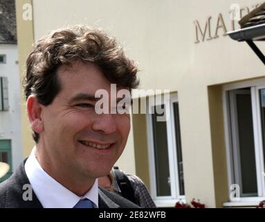 Le candidat socialiste français Arnaud Montebourg se rend au bureau de vote avec son épouse Hortense de Labriffe pour voter pour les élections législatives à Montret, en France, le 17 juin 2007. Photo de Vincent Dargent/ABACAPRESS.COM Banque D'Images