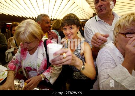 Michele Delaunay célèbre la victoire aux élections législatives avec ses partisans à Bordeaux, France, le 17 juin 2007. Delaunay s'est opposé au ministre de l'Environnement et maire de Bordeaux, Alain Juppe. Photo de Patrick Bernard/ABACAPRESS.COM Banque D'Images