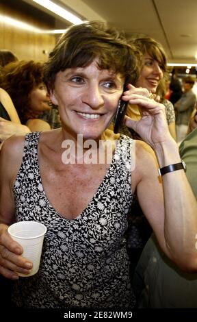 Michele Delaunay célèbre la victoire aux élections législatives avec ses partisans à Bordeaux, France, le 17 juin 2007. Delaunay s'est opposé au ministre de l'Environnement et maire de Bordeaux, Alain Juppe. Photo de Patrick Bernard/ABACAPRESS.COM Banque D'Images