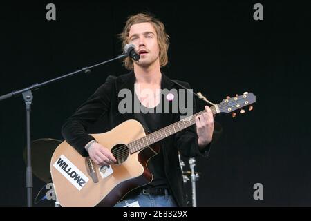 EXCLUSIF. Julien, lauréat de la Nouvelle Star 2007, se produit lors du 14e Neck'airs de musique qui se tient à l'hôpital Necker pour enfants à Paris, en France, pour célébrer la « tête de la musique » le 21 juin 2007. Photo de Mehdi Taamallah/ABACAPRESS.COM Banque D'Images