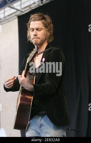 EXCLUSIF. Julien, lauréat de la Nouvelle Star 2007, se produit lors du 14e Neck'airs de musique qui se tient à l'hôpital Necker pour enfants à Paris, en France, pour célébrer la « tête de la musique » le 21 juin 2007. Photo de Mehdi Taamallah/ABACAPRESS.COM Banque D'Images