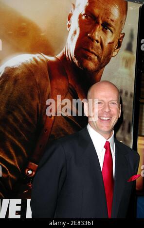 L'acteur Bruce Willis assiste à la première de 'Live Free or Die Hard' présentée par le XXème siècle Fox au radio City Music Hall le vendredi 22 juin 2007 à New York City, NY, Etats-Unis. Photo de Gregorio Binuya/ABACAPRESS.COM Banque D'Images