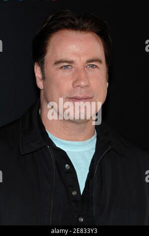 L'acteur américain John Travolta pose pour des photos, dans le cadre de la tournée promotionnelle de son nouveau film « Hairspray », lors d'un photocall tenu à l'hôtel Crillon à Paris, en France, le 23 juin 2007. Photo de Nicolas Khayat/ABACAPRESS.COM Banque D'Images