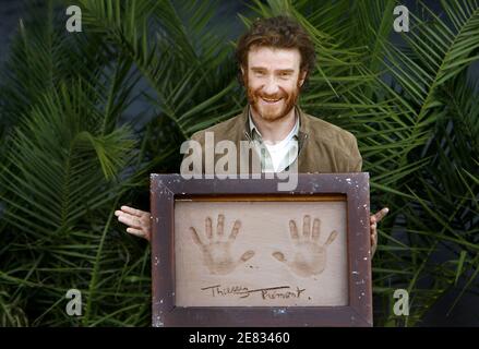 L'acteur français Thierry Fremont pose avec ses empreintes dans l'argile lors du 25ème Festival du film politique (film mystère) à Cognac, France, le 24 juin 2007. Photo de Patrick Bernard/ABACAPRESS.COM Banque D'Images