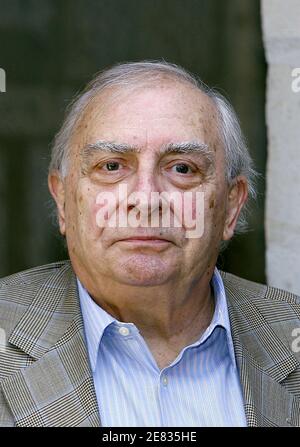 Le réalisateur français Claude Chabrol pose pour photographie à la fin du 25ème festival international de thriller et de film noir de Cognac, qui s'est tenu à Cognac, dans le Sud-Ouest de la France, le 25 juin 2007. Photo de Patrick Bernard/ABACAPRESS.COM Banque D'Images