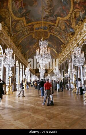 'Vue de la Galerie des glaces récemment rénovée au Château de Versailles, près de Paris, le lundi 25 juin 2007 avant l'ouverture publique du 27 juin. Après 4 ans de travail, la salle des glaces du château de Versailles rénovée a rouvert ses portes au public lundi. La salle, qui a été témoin de la signature du traité de Versailles après la première Guerre mondiale, a subi un soulèvement sur trois ans, 12 millions d'euros (8 millions de livres) que les responsables disent restaurera sa splendeur sans rajeunissement artificiel. Construit en 1684 sur les ordres du « roi des nations » Louis XIV, le Ha Banque D'Images