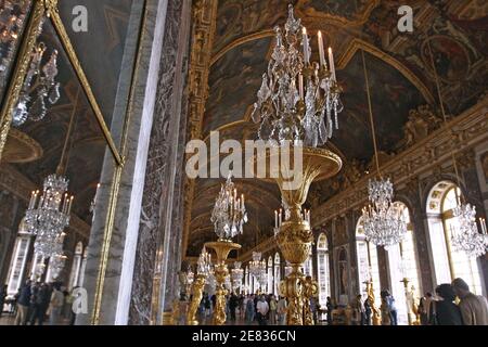 'Vue de la Galerie des glaces récemment rénovée au Château de Versailles, près de Paris, le lundi 25 juin 2007 avant l'ouverture publique du 27 juin. Après 4 ans de travail, la salle des glaces du château de Versailles rénovée a rouvert ses portes au public lundi. La salle, qui a été témoin de la signature du traité de Versailles après la première Guerre mondiale, a subi un soulèvement sur trois ans, 12 millions d'euros (8 millions de livres) que les responsables disent restaurera sa splendeur sans rajeunissement artificiel. Construit en 1684 sur les ordres du « roi des nations » Louis XIV, le Ha Banque D'Images