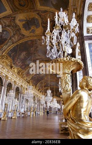 'Vue de la Galerie des glaces récemment rénovée au Château de Versailles, près de Paris, le lundi 25 juin 2007 avant l'ouverture publique du 27 juin. Après 4 ans de travail, la salle des glaces du château de Versailles rénovée a rouvert ses portes au public lundi. La salle, qui a été témoin de la signature du traité de Versailles après la première Guerre mondiale, a subi un soulèvement sur trois ans, 12 millions d'euros (8 millions de livres) que les responsables disent restaurera sa splendeur sans rajeunissement artificiel. Construit en 1684 sur les ordres du « roi des nations » Louis XIV, le Ha Banque D'Images