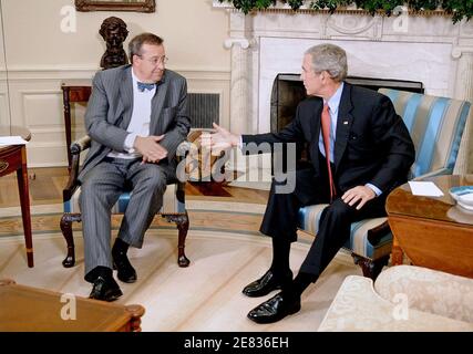 Le Président George W. Bush rencontre le Président estonien Toomas Ilves dans le Bureau ovale de la Maison Blanche, Washington, DC, Etats-Unis, juin 25 2007. Photo par Olivier Douliery/ABACAPRESS.COM Banque D'Images