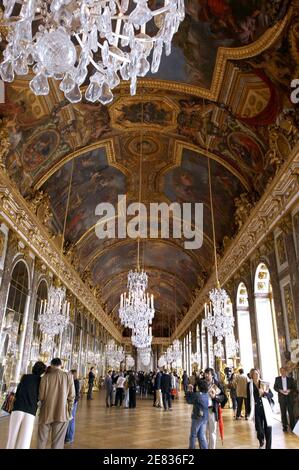 'Vue de la Galerie des glaces récemment rénovée au Château de Versailles, près de Paris, le lundi 25 juin 2007 avant l'ouverture publique du 27 juin. Après 4 ans de travail, la salle des glaces du château de Versailles rénovée a rouvert ses portes au public lundi. La salle, qui a été témoin de la signature du traité de Versailles après la première Guerre mondiale, a subi un soulèvement sur trois ans, 12 millions d'euros (8 millions de livres) que les responsables disent restaurera sa splendeur sans rajeunissement artificiel. Construit en 1684 sur les ordres du « roi des nations » Louis XIV, le Ha Banque D'Images