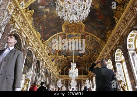 'Vue de la Galerie des glaces récemment rénovée au Château de Versailles, près de Paris, le lundi 25 juin 2007 avant l'ouverture publique du 27 juin. Après 4 ans de travail, la salle des glaces du château de Versailles rénovée a rouvert ses portes au public lundi. La salle, qui a été témoin de la signature du traité de Versailles après la première Guerre mondiale, a subi un soulèvement sur trois ans, 12 millions d'euros (8 millions de livres) que les responsables disent restaurera sa splendeur sans rajeunissement artificiel. Construit en 1684 sur les ordres du « roi des nations » Louis XIV, le Ha Banque D'Images